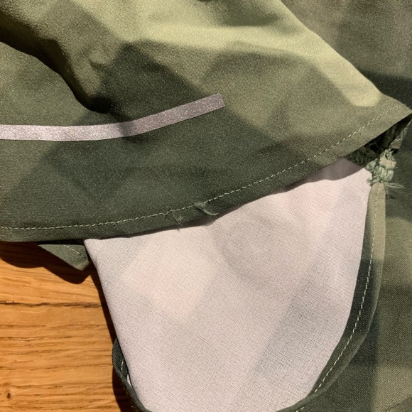 LULULEMON - Running Short - Size 4 - Picture 4 of 6